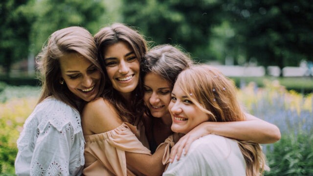 Frauen mit Freundinnen bzw. Frauenfreundschaften megaglücklich